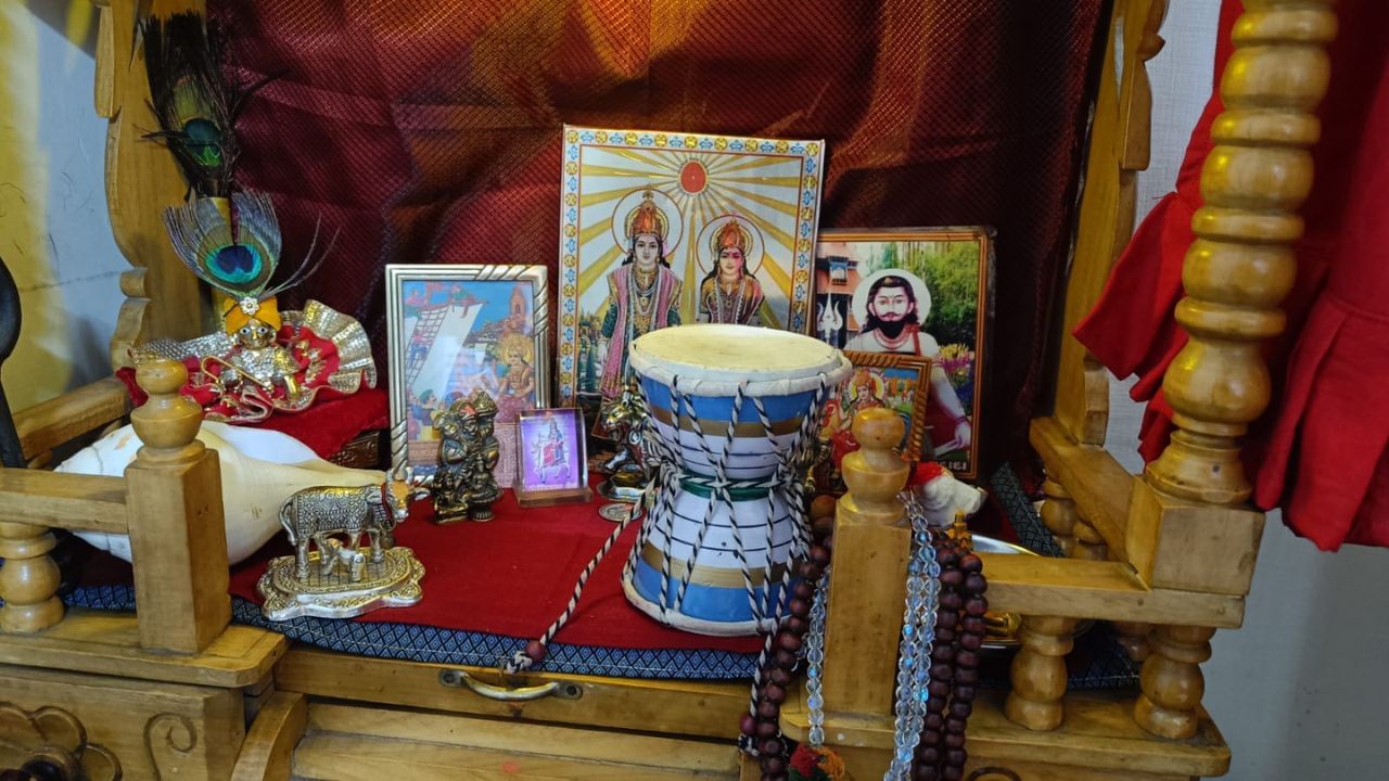 વાસ્તુશાસ્ત્ર મુજબ, પૂજાઘરમાં ડમરુ સ્થાપિત કરવાથી વાસ્તુ સંબંધિત દોષો દૂર થાય છે. સાથે જ, તેને ઘરમાં રાખવાથી સુખ-શાંતિ અને સમૃદ્ધિનો વાસ થાય છે.