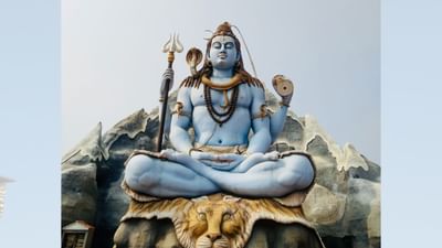શ્રાવણ મહિનો ભગવાન શિવની ઉપાસનાનો વિશેષ સમય ગણાય છે. તેમની દિવ્ય પ્રતિમા અતિ આકર્ષક છે.  જટામાં પવિત્ર ગંગા વિરાજે છે, મસ્તક પર ચંદ્ર શોભે છે, હાથમાં ત્રિશૂલ ધારણ છે અને ગળામાં પવિત્ર નાગ આભૂષણ રૂપે સુશોભિત છે.તેમના બીજા હાથે ડમરુ શોભે છે, જે તેમના નાટ્યરાજ સ્વરૂપનું પ્રતીક છે. શિવજીની કૃપા પ્રાપ્ત કરવા માટે ભક્તો પોતાના ઘરમાં તેમની પ્રિય વસ્તુઓ પૂજાસ્થળે સ્થાપિત કરે છે. (Credits: - Canva)
