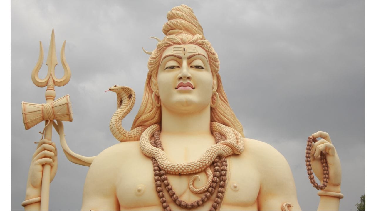 હિંદુ પરંપરામાં ડમરુને વિશેષ પવિત્ર સ્થાન આપવામાં આવ્યું છે. માન્યતા મુજબ, જ્યારે માતા સરસ્વતીનો અવતાર થયો, ત્યારે બ્રહ્માંડમાં નાદની તરંગો વ્યાપી ગઈ. પરંતુ તે સમયે દેવીની વીણામાંથી કોઈ સ્વર પ્રગટ થતો ન હતો. (Credits: - Canva)