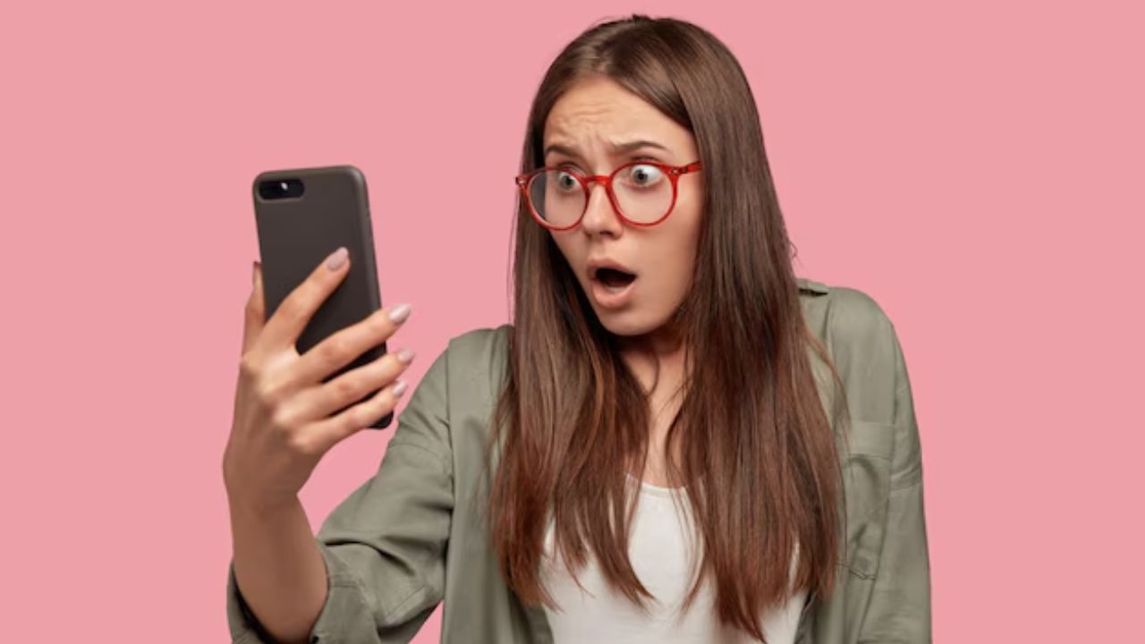 આવી સ્થિતિમાં, જો ક્યારેય તમારા ખાતામાં કોઈ અજાણી રકમ જમા થાય છે, તો તમારી બેંકની સત્તાવાર વેબસાઇટ અથવા મોબાઇલ એપ્લિકેશન પર " Help/Support" અથવા "Dispute/Unauthorized Transaction" વિભાગમાં જાઓ અને ફરિયાદ નોંધાવો. તમારી ફરિયાદમાં ટ્રાન્ઝેક્શન ID મૂકવાનું ભૂલશો નહીં, જેથી બેંક વ્યવહારની તપાસ કરી શકે. 