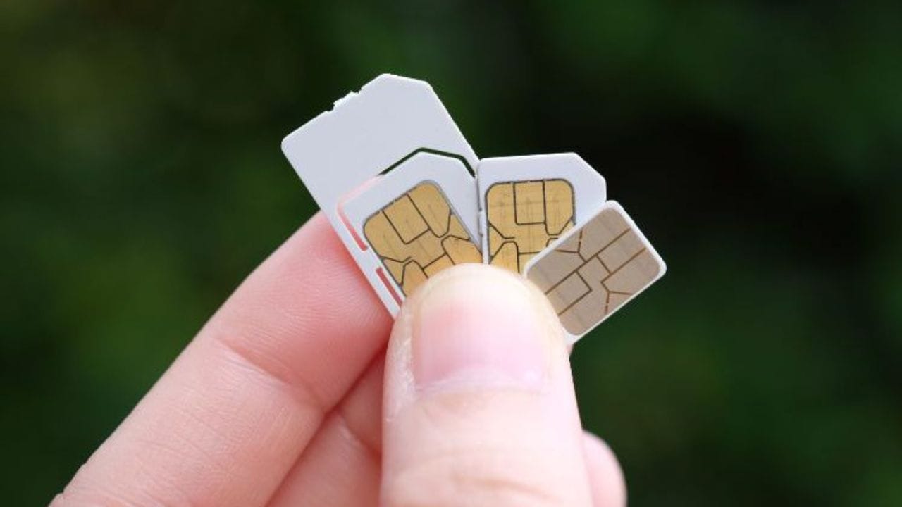 સિમ ડેમેજ થઈ જાય તો શું કરવું? જો તમારું સિમ ખોવાઈ જાય અથવા ડેમેજ થઈ જાય, તો તમે તેને બદલી શકો છો. તમારા સિમ કાર્ડને બદલવા માટે, તમારી પાસે આધાર કાર્ડ હોવું જરૂરી છે. જો તમારી પાસે આધાર કાર્ડ નથી, તો તમારે કોઈપણ અન્ય માન્ય ઓળખ પુરાવા (POI) સાથે નજીકના Jio સ્ટોર પર જવું પડશે. કૃપા કરીને નોંધ કરો કે સિમ બદલવા માટે તમારે 50 રૂપિયા ફી ચૂકવવા પડશે. જો સિમ ડેમેજ થઈ જાય તો તમે તેને બદલી શકો છો. ધ્યાનમાં રાખો કે સિમ બદલતી વખતે તમારા Jio નંબરમાં સક્રિય રિચાર્જ પ્લાન હોવો જોઈએ. સિમ રિપ્લેસમેન્ટ પ્રક્રિયા પૂર્ણ કર્યા પછી 24 કલાક સુધી SMS સેવાઓ ઉપલબ્ધ રહેશે નહીં.