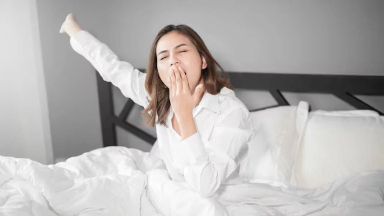 જ્યારે ઊંઘ પૂરી ન થાય ત્યારે શરીરમાં ઘણા સંકેતો જોવા મળે છે. આમાં વારંવાર થાક લાગવો, સવારે ઉઠવામાં મુશ્કેલી થવી અથવા કોઈ વસ્તુ પર ધ્યાન કેન્દ્રિત કરવામાં મુશ્કેલી આવે છે. આ ઉપરાંત, તમારો મૂડ બગડી જાય છે અને તમે તણાવમાં રહો છો.