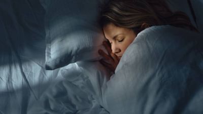 સ્વસ્થ રહેવા માટે ઊંઘ સ્વસ્થ ખોરાક જેટલી જ મહત્વપૂર્ણ છે. હા, જો તમને યોગ્ય ઊંઘ ન મળે, તો તમે ઘણી સ્વાસ્થ્ય સમસ્યાઓનો શિકાર બની શકો છો. ઊંઘનો અભાવ માત્ર સ્વભાવ ચીડિપણો બનાવે છે, પરંતુ તે હૃદય અને પેટની સમસ્યાઓનું કારણ પણ બની શકે છે.