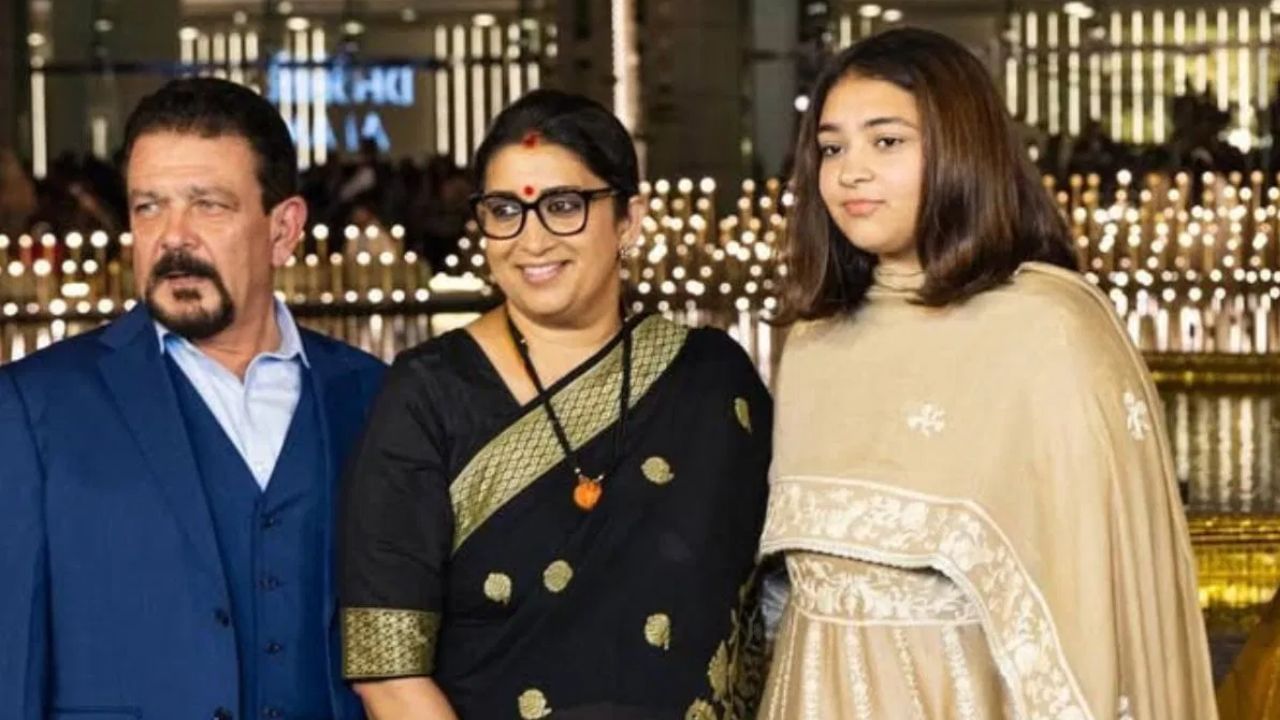 જોકે, તેની ઓનસ્ક્રીન પુત્રી પહેલા, જાણો કે સ્મૃતિ ઈરાનીની પુત્રી ઝોઈશ ઈરાની શું કરે છે. જેની તસવીરો સોશિયલ મીડિયા પર વાયરલ થતી રહે છે. ખરેખર ઝોઈશ ઈરાની તેની માતાની જેમ ખૂબ જ સુંદર છે. તેમજ મા-દીકરી બંને વચ્ચે ખૂબ જ સારું બોન્ડિંગ છે.