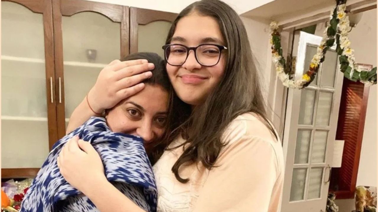 સ્મૃતિ ઈરાનીની પુત્રીને રસોઈનો પણ ખૂબ શોખ છે. તેણીએ ઘણી રેસ્ટોરન્ટમાં શેફ તરીકે પણ કામ કર્યું છે. જો કે, સ્મૃતિ ઈરાની ઘણીવાર ઝોઈશ ઈરાનીની તસવીરો શેર કરે છે. જેને સોશિયલ મીડિયા પર પણ ઘણો પ્રેમ મળે છે.