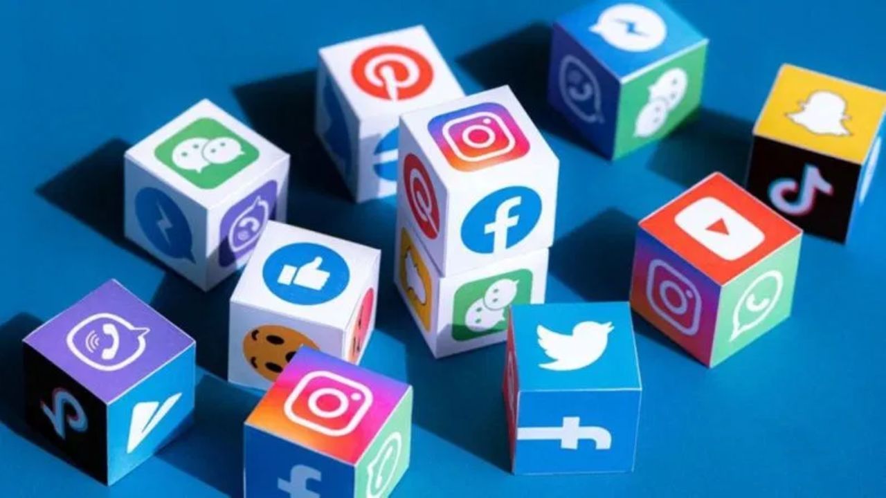 Social Media (4)
