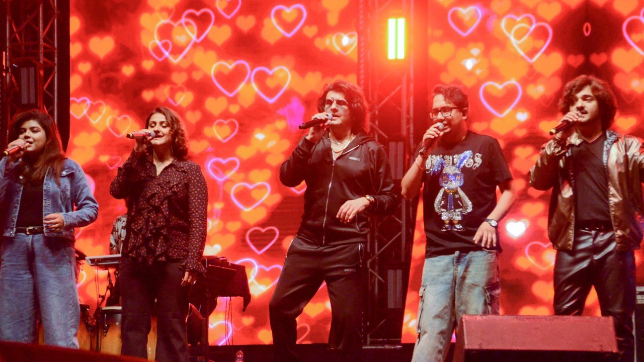 સોનુ નિગમ માત્ર હિન્દી ભાષામાં જ ગીતો ગાયા નથી, પરંતુ તેમણે બંગાળી, મરાઠી, કન્નડ, મલયાલમ, તમિલ, તેલુગુ, ભોજપુરી, ગુજરાતી, છત્તીસગઢી, ઓડિયા, નેપાળી, તુલુ અને મેતેઈ ભાષાઓમાં પણ ગાયા છે. તેમણે ફિલ્મ 'બ્લુ' માં ઓસ્ટ્રેલિયન ગાયિકા કાયલી મિનોગ સાથે 'ચિગી વિગી' ગીત ગાયું હતું.