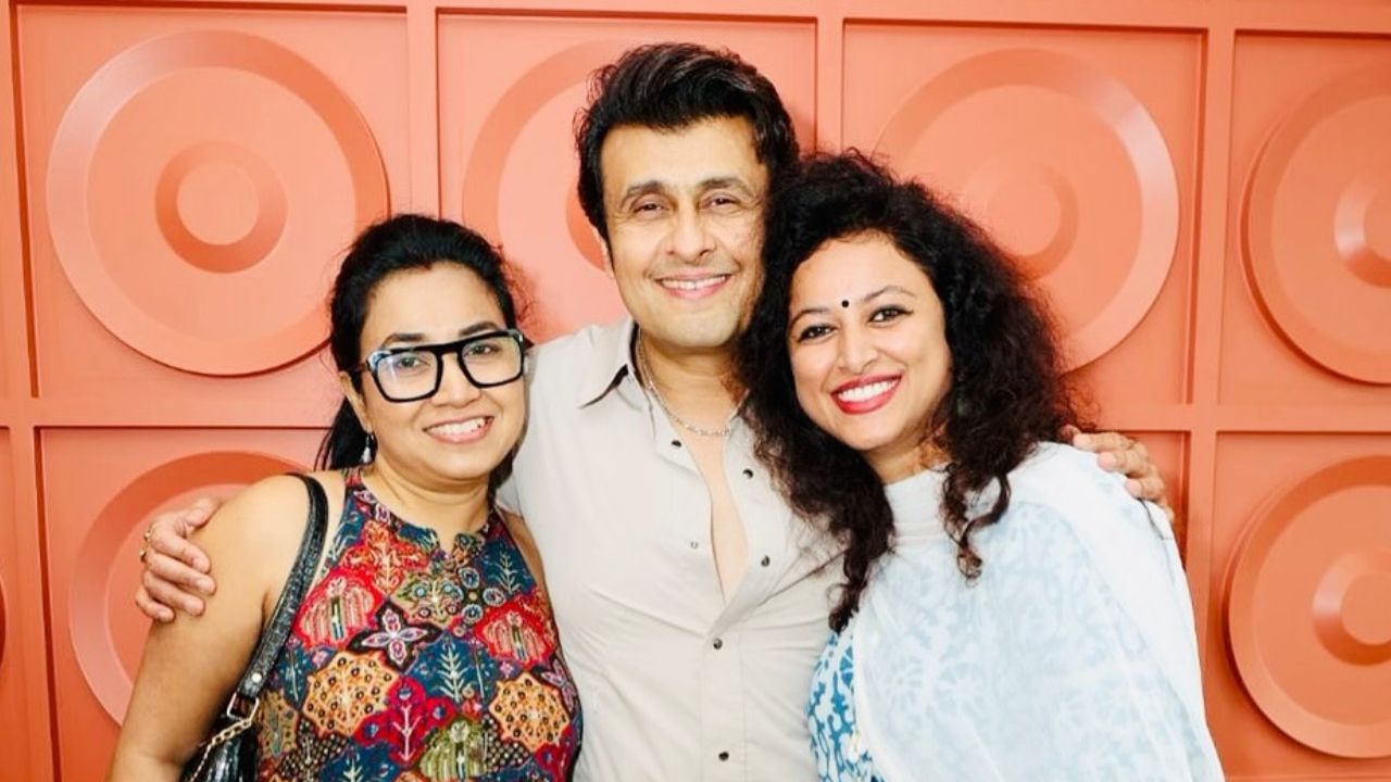 સોનુ લગ્નોમાં તેના પિતા સાથે ઓર્કેસ્ટ્રામાં ગાતો હતો. તે દરમિયાન તેને કેટલીક ફિલ્મો પણ મળી. ચાલો તમને જણાવીએ કે સોનુ નિગમે અત્યાર સુધી કઈ ફિલ્મોમાં કામ કર્યું છે. બેતાબ, તકદીર, જાની દુશ્મન એક અનોખી કહાની, કાશ આપ હમારે હોતે, લવ ઈન નેપાલ જેવી ફિલ્મોમાં કામ કર્યું છે.