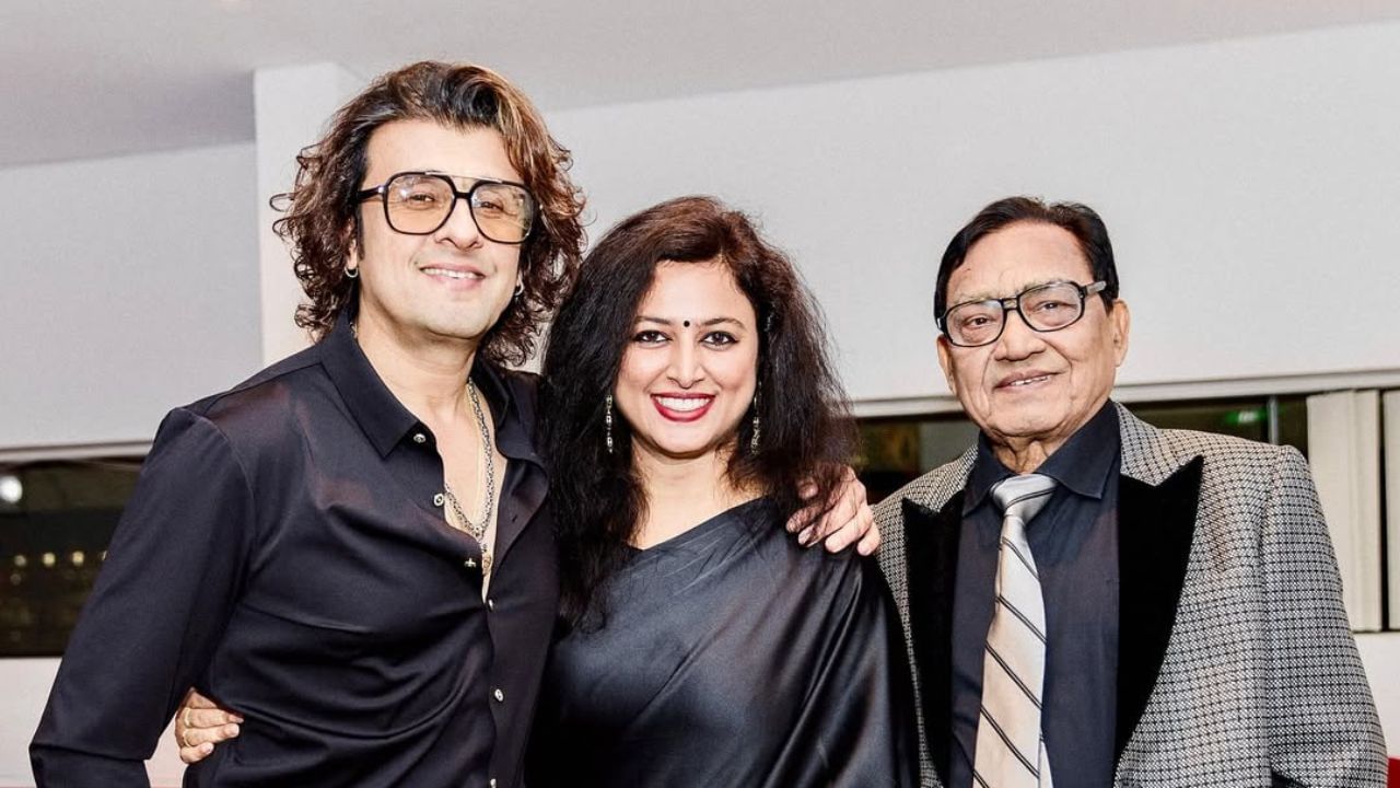 સોનુ નિગમે એક ઈન્ટરવ્યુમાં કહ્યું હતુ કે, તે તેના પિતા સાથે નાના-મોટા સ્ટેશ શોમાં ગવા જતા હતા. આ સમયે તેને માત્ર 10 થી 12 રુપિયા મળતા હતા. તેમણે કહ્યું પહેલી વખત જે 12 રુપિયા મળ્યા હતા. તે આજે પણ તેની સાથે છે.