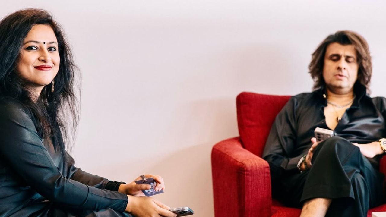 સોનુ નિગમ આઝે મ્યુઝિક ઈન્ડસ્ટ્રીમાં મોટું નામ છે. એક ગીત માટે 15 લાખથી 18 લાખ રુપિયા લે છે. જો તે કોઈ લાઈવ કોન્સર્ટ કરે છે તો 80 લાખ રુપિયાથી લઈ 1 કરોડ રુપિયાનો ચાર્જ લે છે. તેનું નામ દેશના સૌથી મોંઘા સિંગરમાં સામેલ છે.