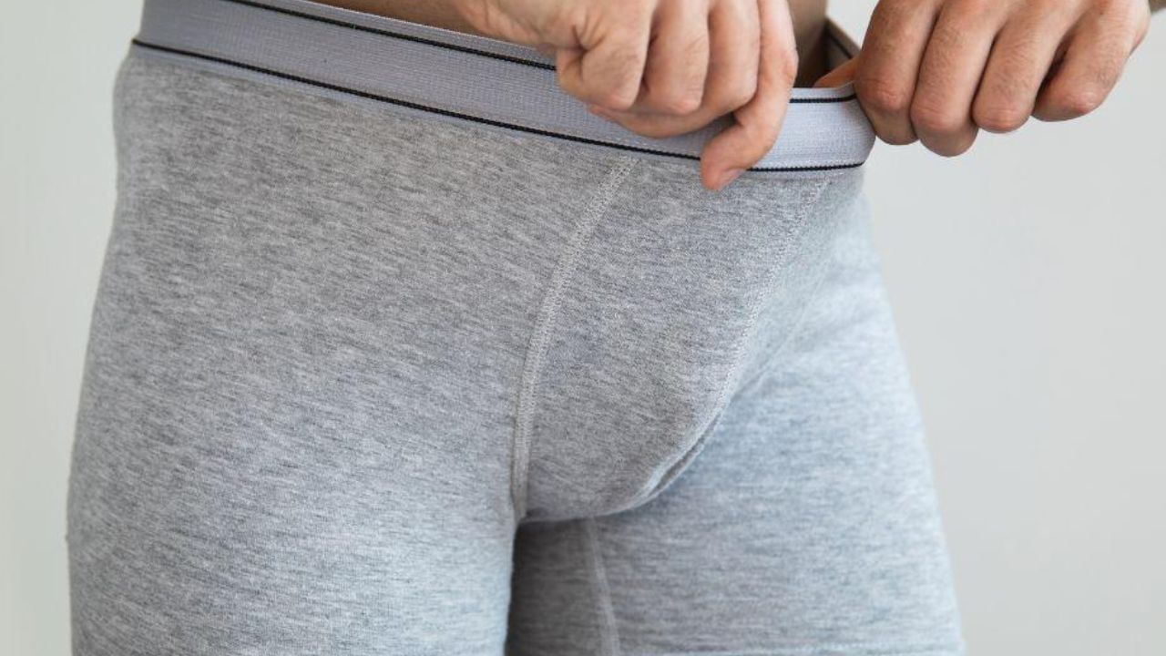 તમને જણાવી દઈએ કે પુરુષોના અંડકોષ શરીરના બાકીના ભાગો કરતાં ઠંડા વાતાવરણમાં રહેવા માટે બનાવવામાં આવ્યા છે, તેથી જ તે શરીરની બહાર હોય છે, અંદર નહીં. એટલા માટે જ્યારે તમે ટાઈટ કપડાં અથવા ટાઈટ અંડરગાર્મેન્ટ પહેરો છો, ત્યારે અંડકોષ શરીરની નજીક આવે છે. જેના કારણે શરીરના તાપમાનને કારણે તેમની ગરમી વધે છે, જે શુક્રાણુઓના સ્વાસ્થ્યને નુકસાન પહોંચાડે છે.