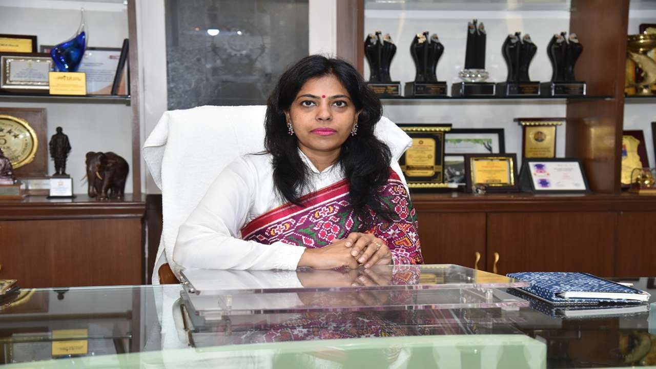 સુરત મ્યુ. કમિશનર શાલિની અગ્રવાલે જણાવ્યું હતું કે, આ પહેલનો મુખ્ય ઉદ્દેશ મધ્યમવર્ગીય પરિવારોના બાળકોને પરંપરાગત અભ્યાસ પૂરતા જ સીમિત ન રહેતા પણ આર્ટિફિશિયલ ઈન્ટેલિજન્સ (AI), 3D પ્રિન્ટીંગ, રોબોટિક્સ, એઆર/વીઆર (ઓગ્નેમેન્ટેડ રિયાલિટી, વર્ચ્યુઅલ રિયાલિટી) ટેક્નોલોજી અને ડ્રોન જેવી નવીન ટેક્નોલોજીનો જ્ઞાન અને અનુભવો પણ મળી રહે એવો રહેલો છે. સુમન શાળાના ઘણા વિદ્યાર્થીઓએ રાજ્ય અને રાષ્ટ્રીય સ્તરની સ્પર્ધાઓમાં ભાગ લીધો છે, જેમાં 34 વિદ્યાર્થીઓ રાષ્ટ્રીય સ્તરે પસંદ કરવામાં આવ્યા છે. આ પહેલનો વ્યાપક ઉદ્દેશ છે કે વિદ્યાર્થીઓને માત્ર જોબ સીકર નહીં, પરંતુ નવા યુગના ટેકનોલોજી-સેવી ઉદ્યોગસાહસિકો અને ઈનોવેટર્સ બની જોબ ગીવર પણ બને.