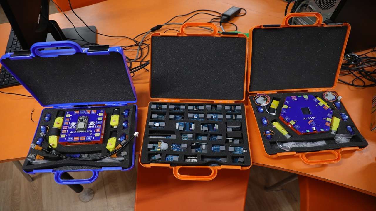 વર્ષ 2023માં વડાપ્રધાન નરેન્દ્રભાઈ મોદીના હસ્તે શિક્ષણ વિભાગના મિશન સ્કૂલ ઓફ એક્સેલન્સ અંતર્ગત રાજ્યભરમાં 50,300 સ્માર્ટ ક્લાસરૂમ્સ અને 19,600 આધુનિક કમ્પ્યૂટર લેબ્સનું લોકાર્પણ કરવામાં આવ્યું હતું. જેનાથી રાજ્યની શાળાઓ પણ સ્માર્ટ અને ઇનોવેટીવ શિક્ષણ માટે સજ્જ બની છે. આ જ દિશામાં પગલું ભરીને ધો. 9થી 12 સુધીના વિદ્યાર્થીઓ પણ આધુનિક અને વૈશ્વિક સ્તરે ઉપયોગમાં લેવાતી ટેક્નોલોજી આધારિત લેબ શરૂ કરવામાં આવી છે.