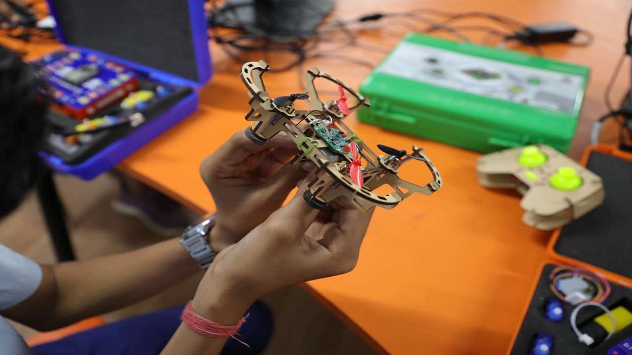 સુમન શાળાઓના ધો.9 અને 10 ના વિદ્યાર્થીઓ હવે ફ્રન્ટ એન્ડ ડેવલોપમેન્ટ અને ડ્રોન એવિએશન વિષે જાણે છે. સરકારી શાળાઓના આ વિદ્યાર્થીઓ ડ્રોન ઉડાડે છે, રોબોટિક્સ લેબમાં પ્રેક્ટિકલ કરે છે અને AI જેવી અદ્યતન ટેક્નોલોજી શીખે છે. તેમના શાળાકીય અભ્યાસની સાથોસાથ ચાર વર્ષના કોર્ષ હેઠળ વિદ્યાર્થીઓ આર્ટિફિશિયલ ઈન્ટેલિજન્સ, વર્ચ્યુઅલ રિયાલિટી, 3D ટેક્નોલોજી, ડ્રોન અને રોબોટિક્સ જેવા વિષયોને પણ રસપૂર્વક શીખી ઉજ્જવળ ભવિષ્યના નિર્માણ માટે સજ્જ બની રહ્યા છે.