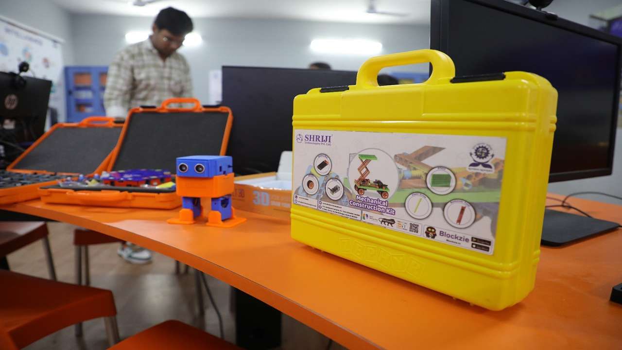 ગુજરાતના શિક્ષણ ક્ષેત્રે સ્માર્ટ એજ્યુકેશન માત્ર ટ્રેન્ડ નહીં, પણ જરૂરિયાત છે એવી વાસ્તવિકતાને સ્વીકારી રાજ્ય સરકારે ‘શાળા એ નવી સંભાવનાઓનો ગેટવે’ છે એવા ધ્યેય સાથે ‘ટેક એજ્યુકેશન ફોર ઓલ’ અભિયાન શરૂ કર્યું છે.