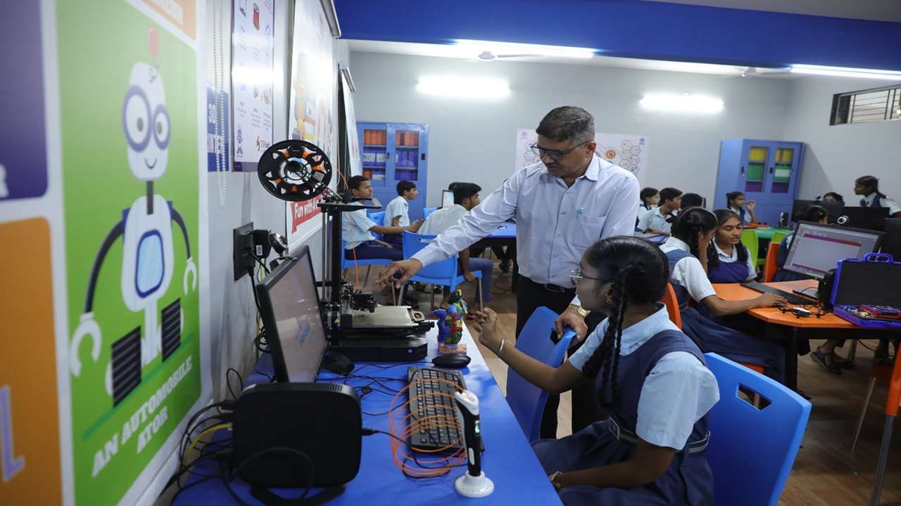 પ્રથમ તબક્કામાં સુરતની 18 સુમન શાળાઓના સ્માર્ટ ક્લાસમાં વિદ્યાર્થીઓ AI, ડ્રોન અને રોબોટિક્સ ટેકનોલોજીનું નોલેજ મેળવી રહ્યા છે. 12 AI લેબ્સમાં 11,000થી વધુ વિદ્યાર્થીઓને નિ:શુલ્ક ટેક શિક્ષણ મળી રહ્યું છે. 3D, AR/VR અને AI હવે તેમના નિયમિત અભ્યાસનો હિસ્સો બન્યો છે.