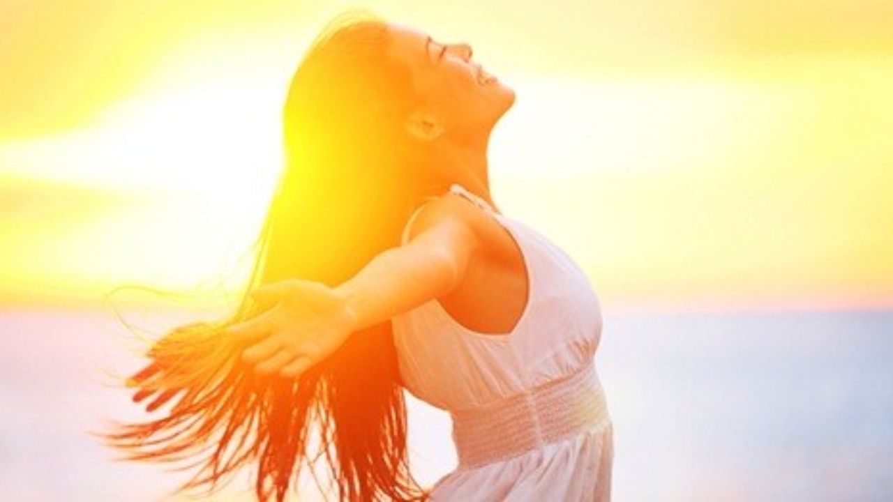 સૂર્યપ્રકાશમાંથી આપણને વિટામિન ડી કેવી રીતે મળે છે?: વિટામિન ડીનો સૌથી મહત્વપૂર્ણ સ્ત્રોત સૂર્યપ્રકાશ છે. સૂર્યપ્રકાશ અને ખોરાક એ બે જ રીતો છે જેના દ્વારા માનવ શરીરને વિટામિન ડી મળે છે. જોકે લોકોએ હવે આ માટે સપ્લીમેન્ટ્સ લેવાનું શરૂ કર્યું છે. તમને જણાવી દઈએ કે જ્યારે સૂર્યપ્રકાશ ત્વચા પર પડે છે, ત્યારે ત્વચાના ઉપરના સ્તરમાં હાજર ડીહાઇડ્રોકોલેસ્ટેરોલ-7 વિટામિન ડી-3 નામના સંયોજનમાં ફેરવાય છે. આ પછી વાસ્તવિક ખેલ શરૂ થાય છે જેમાં કિડની અને લીવર મળીને આ સંયોજનને વિટામિન ડીમાં રૂપાંતરિત કરે છે.