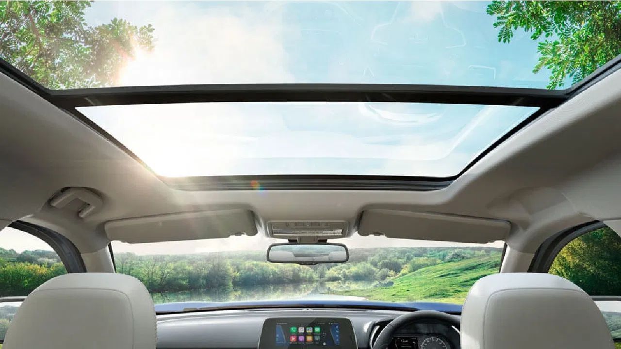 સનરૂફના પડકારો - આકર્ષક હોવા છતાં, સનરૂફના ગેરફાયદા પણ છે જેને ધ્યાનમાં લેવાની જરૂર છે. ભારે વરસાદ કે ધૂળના તોફાન દરમિયાન જો મિકેનિઝમ ખરાબ થઈ જાય અથવા રબર સીલ નબળા પડી જાય તો પાણી ટપકવાની અથવા ધૂળ ઘૂસવાની શક્યતા રહે છે. કાચની હાજરીને કારણે, ઉનાળા દરમિયાન સીધો સૂર્યપ્રકાશ કેબિનમાં પ્રવેશી શકે છે, જેનાથી એર કન્ડીશનર પર વધારાનો ભાર પડે છે અને ફ્યુલની કાર્યક્ષમતા પર થોડી અસર પડે છે. સમારકામ અને જાળવણીનો ખર્ચ નિયમિત સામાન્ય કાર કરતાં વધુ હોઈ શકે છે. ઇલેક્ટ્રિક મોટર, ટ્રેક અથવા સીલની નિષ્ફળતા ખર્ચાળ સમારકામ તરફ દોરી શકે છે.