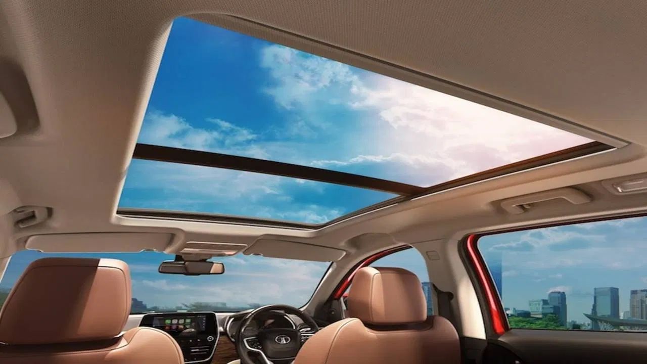 સનરૂફના ફાયદા - સનરૂફના ઘણા ફાયદા છે. તે ગાડીમાં વધુ કુદરતી પ્રકાશ લાવે છે, જેનાથી અંદરનું વાતાવરણ વધુ તેજસ્વી લાગે છે. લાંબી મુસાફરીમાં તાજી હવા માટે પણ તે ખૂબ ઉપયોગી છે, જેનાથી મુસાફરી વધુ સુખદ અને મજેદાર બને છે. તે કારના બાહ્ય અને સૌંદર્યલક્ષી આકર્ષણને મોટા પ્રમાણમાં વધારે છે, વાહનને ફેશનેબલ દેખાવ આપે છે. તે ખાસ કરીને બાળકો અને મુસાફરો માટે મનોરંજનનો સ્ત્રોત બને છે જે ખુલ્લા આકાશ અને તારાઓ જોવાનો આનંદ માણી શકે છે.