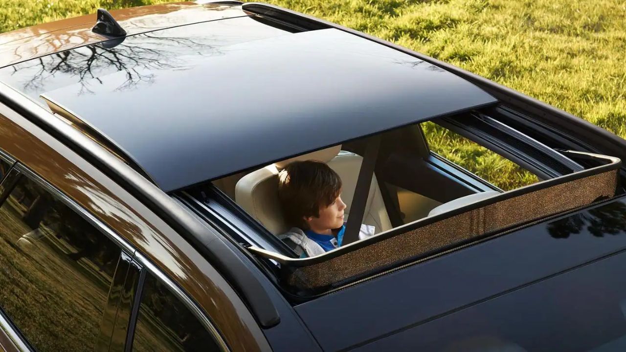 સનરૂફ શું છે? - સનરૂફ એટલે કારની છત પરની કાચની એક બારી, જેને ખોલી શકાય છે. તેનો મુખ્ય હેતુ કારમાં વધુ હવા અને પ્રકાશ લાવવાનો છે, જેનાથી અંદરનું વાતાવરણ ખુશનુમા રહે. સનરૂફ સામાન્ય રીતે કાચની બનેલી હોય છે અને તેને બટન દબાવીને ખોલી, બંધ કરી કે થોડી નમાવી પણ શકાય છે. 