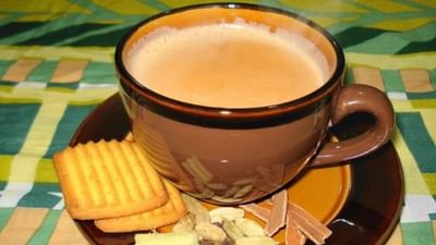 ભારતમાં મોટાભાગના લોકો દિવસની શરૂઆત 'ચા'થી કરે છે અને તાજગી મેળવે છે. જો કે, ચા પીવાથી ઘણી વખત ગંભીર સ્વાસ્થ્ય સમસ્યાઓનો સામનો કરવો પડે છે. આવી સ્થિતિમાં, એ જાણવું જરૂરી છે કે 30 દિવસ સુધી ચા ન પીવાથી સ્વાસ્થ્ય પર શું અસર પડે છે...