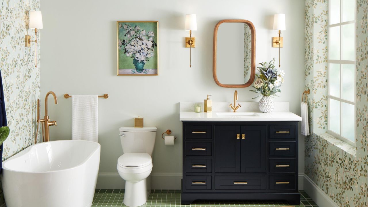 ફોન લઈને વોશરૂમ જવું: આજકાલ, બાળકોથી લઈને મોટા લોકો સુધી, બધાને ફોનની લત લાગી ગઈ છે. ઘણા લોકો એવા છે જે બાથરૂમ કે વોશરૂમમાં પોતાનો ફોન લઈ જાય છે, પરંતુ આ તમારા ફોનને જંતુઓનું ઘર બનાવે છે. એક અભ્યાસમાં એ પણ બહાર આવ્યું છે કે ફોનમાં ટોયલેટ સીટ કરતાં વધુ બેક્ટેરિયા હોઈ શકે છે. આ નાની નાની બાબતોને ધ્યાનમાં રાખીને, તમે બાથરૂમની સ્વચ્છતા જાળવી શકો છો.
