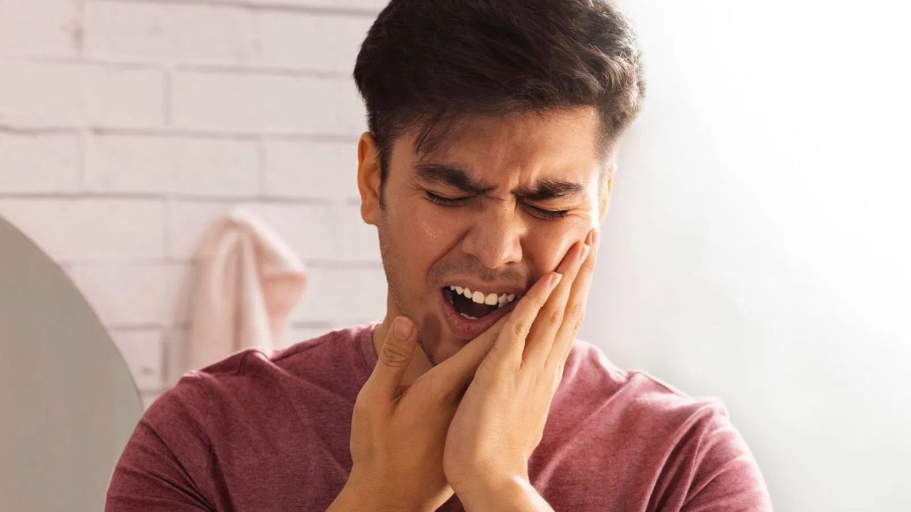 દાંતના દુખાવાનું આ મુખ્ય કારણ છે. - પરંતુ તમને જાણીને આશ્ચર્ય થશે કે દાંતનો દુખાવો ફક્ત મૌખિક રોગની નિશાની નથી. ક્યારેક તે હૃદય રોગ, સાઇનસ ચેપ અથવા ન્યુરોલોજીકલ સમસ્યાનું લક્ષણ પણ હોઈ શકે છે. ઉદાહરણ તરીકે, હાર્ટ એટેક પહેલાં, કેટલાક લોકો જડબા અને દાંતમાં દુખાવા લાગે છે.