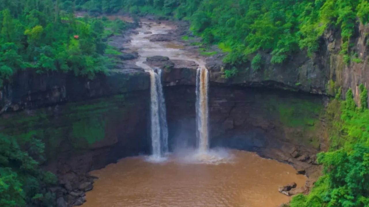 સાપુતારા ગુજરાત અને મહારાષ્ટ્રની સરહદ પર આવેલું એક સુંદર સ્થળ છે. અહીં તમે તમારી બહેન સાથે અહી ફરવાનો પ્લાન બનાવી શકો છો. અહી સુંદર નદીઓ અને પર્વતોનો નજારો પણ જોવા મળશે.ચોમાસાની ઋતુમાં અહીં ફરવાની ખૂબ જ મજા આવે છે.