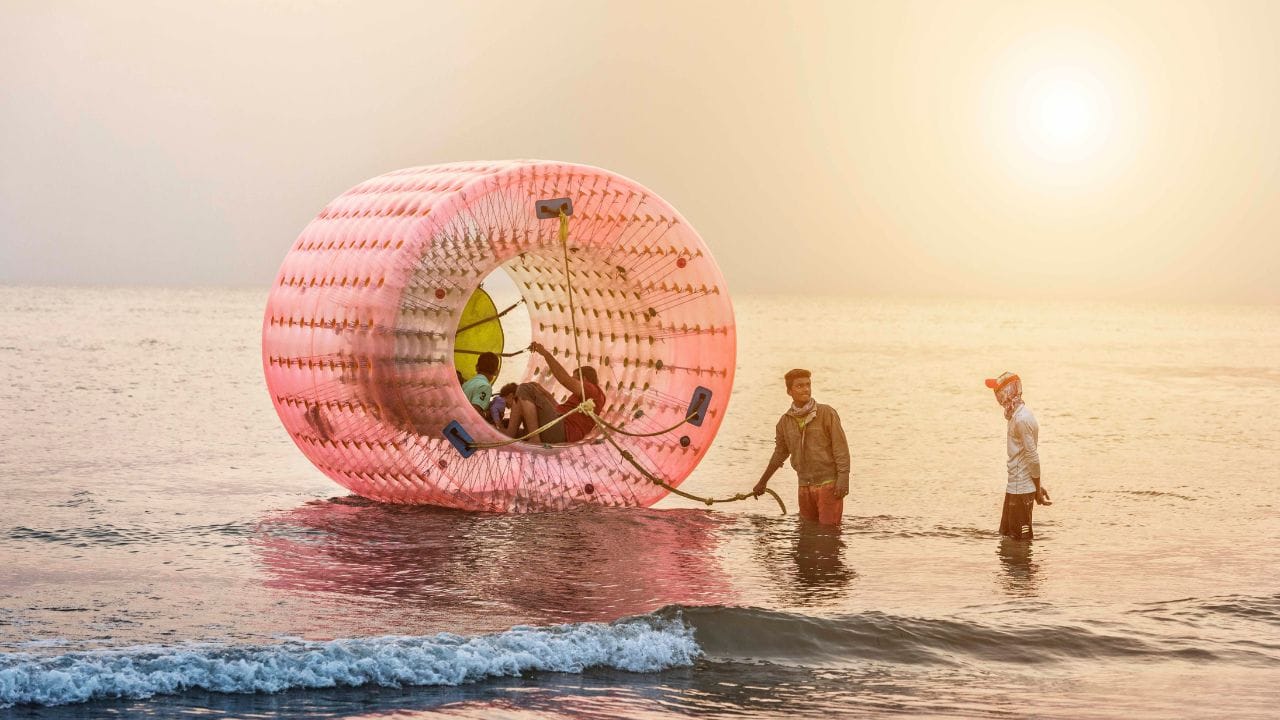 તમારી બહેનને બીચ ખુબ પસંદ છે તો દ્વારકા શહેરથી 12 કિમી દૂર આવેલા આ બીચ પર ટ્રીપ પ્લાન કરી શકો છો. આ બીચ ખૂબ જ સુંદર છે અને અહીં તમને ભીડ પણ ઓછી જોવા મળશે.