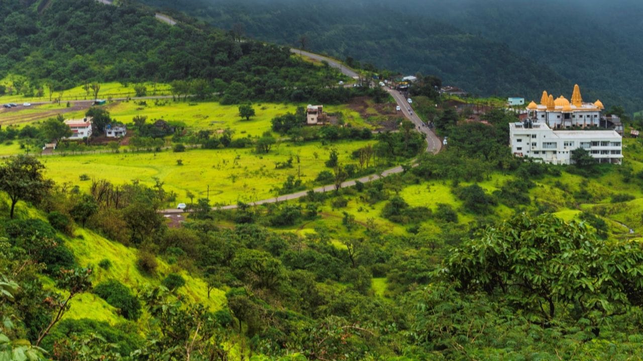 રક્ષાબંધન પર તમે રાજકોટ , અમદાવાદ, જામનગર , જૂનાગઢ, વડોદરામાં આવેલા સુંદર સ્થળો પર બહેનને ફરવા લઈ જઈ શકો છો.