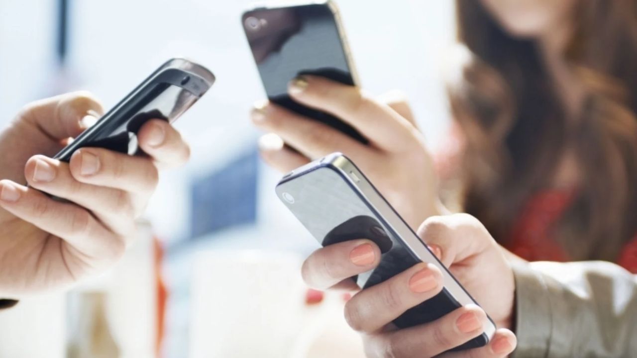 ટ્રાઈનો નિયમ શું કહે છે?: તમને જણાવી દઈએ કે ટેલિકોમ રેગ્યુલેટરી ઓથોરિટી ઓફ ઈન્ડિયા એટલે કે ટ્રાઈએ બધી ટેલિકોમ કંપનીઓ માટે આ નિયમ બનાવ્યો છે કે જો કોઈ યુઝર રિચાર્જ વગર સિમનો ઉપયોગ એક કરતા વધુ સમય માટે કરે છે, તો રિચાર્જ ન થવાને કારણે તેનો નંબર બંધ કરીને બીજા કોઈને આપવામાં આવશે.