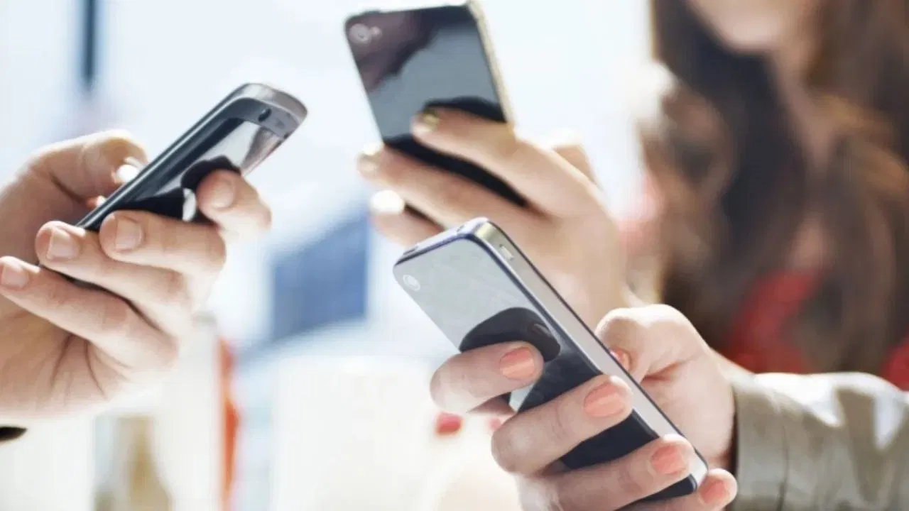 જો તમે પણ જાણવા માંગતા હોવ કે તમારો મોબાઇલ નંબર રિચાર્જ કર્યા વિના કેટલા દિવસ સક્રિય રહી શકે છે, તો આ માહિતી તમારા માટે ખૂબ જ મહત્વપૂર્ણ છે. ઘણા લોકો ફક્ત ખાસ જરૂરિયાતો માટે સેકન્ડરી સિમનો ઉપયોગ કરે છે અને વારંવાર રિચાર્જ કરવાનું ટાળવા માંગે છે. ટ્રાઇના નિયમો અનુસાર, તમારો નંબર રિચાર્જ કર્યા વિના પણ 90 દિવસ સુધી સક્રિય રહી શકે છે.