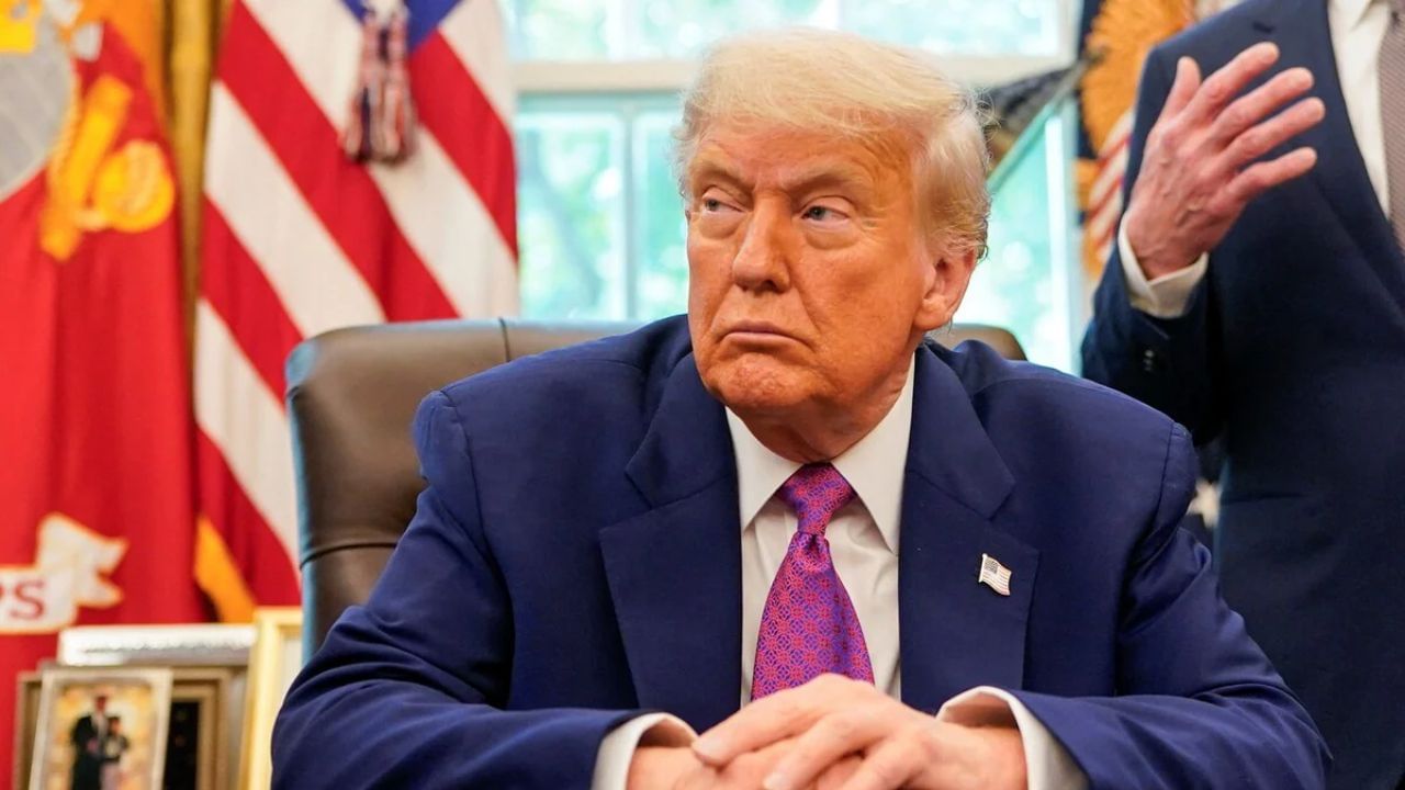 શેરમાં આ ઘટાડા પાછળ ટ્રમ્પની ટેરિફ જાહેરાત જવાબદાર છે. હકીકતમાં, યુએસ રાષ્ટ્રપતિ ડોનાલ્ડ ટ્રમ્પે બુધવારે 1 ઓગસ્ટથી ભારત પર 25 ટકા ડ્યુટી લાદવાની જાહેરાત કરી હતી. આ ઉપરાંત, ટ્રમ્પે રશિયા પાસેથી લશ્કરી સાધનો અને ક્રૂડ ઓઇલ ખરીદવા બદલ વધારાના દંડ લાદવાનો પણ નિર્ણય લીધો છે. જે બાદ ગઈકાલે ફરી બીજુ 25% ટેરિફ ભારત પર નાખવામાં આવ્યું છે જે બાદ આજે ભારતીય બજારમાં મોટો ઘટાડો જોવા મળી રહ્યો છે.