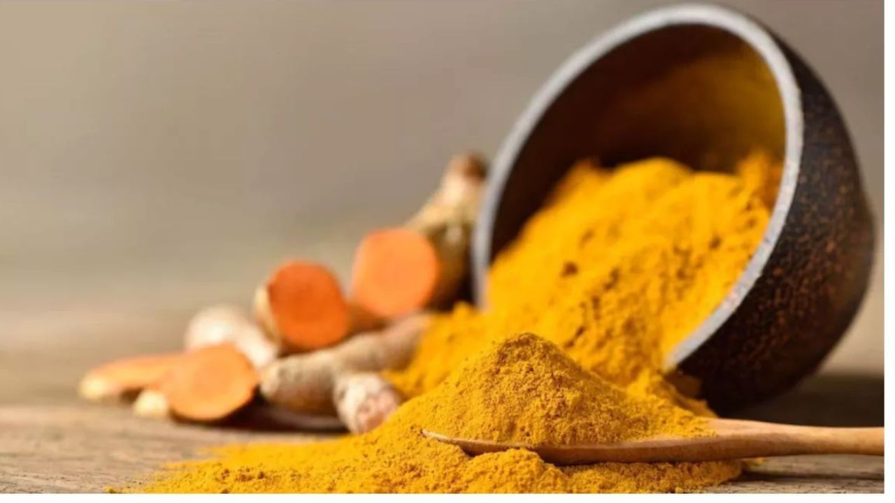 હળદર નકારાત્મક ઉર્જા દૂર કરવામાં અને સકારાત્મક ઉર્જા આકર્ષવામાં મદદ કરે છે. આવી સ્થિતિમાં, નહાવાના પાણીમાં હળદર ઉમેરીને સ્નાન કરવાથી નકારાત્મક ઉર્જા દૂર થાય છે અને સકારાત્મકતા આવે છે.