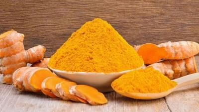 
હળદરનો ઉપયોગ મસાલા તરીકે અને પૂજામાં થાય છે. ઉપરાંત, જ્યોતિષશાસ્ત્રમાં ઘણા ફાયદાકારક ઉપાયોનો ઉલ્લેખ કરવામાં આવ્યો છે. આ ઉપાયોમાંથી એક નહાવાના પાણીમાં હળદર ઉમેરવાનો છે. આ ઉપાય શરીરને સ્વચ્છ બનાવે છે, પરંતુ આ ઉપાય તમારા નસીબને ઉજ્જવળ બનાવવામાં પણ મદદરૂપ સાબિત થઈ શકે છે.