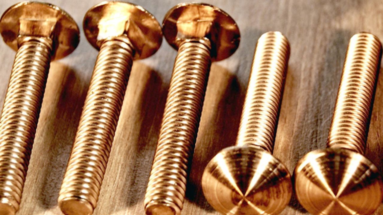 કોપર ફાસ્ટનર્સનો ઉપયોગ કરો: ઘણી વખત એવું પણ બને છે કે શિખાઉ ટેકનિશિયન ટીવીના વોલ માઉન્ટ સ્ટેન્ડના સ્ક્રૂ ઢીલા રાખે છે, જો તમારું ટીવી નાનું હોય, તો આમાં કોઈ સમસ્યા ન હોઈ શકે, પરંતુ જો ટીવી મોટું અને ભારે હોય, તો તે વોલ માઉન્ટ સાથે નીચે પણ પડી શકે છે. દિવાલ પર વોલ માઉન્ટ સ્ટેન્ડ ઇન્સ્ટોલ કરતી વખતે હંમેશા કોપર ફાસ્ટનર્સનો ઉપયોગ કરો. દિવાલમાં ઇન્સ્ટોલ કર્યા પછી, તે તેની જગ્યાએ એવી રીતે કડક થઈ જાય છે કે ગમે તેટલો ભાર હોય તો પણ તે સહન કરી લેશે