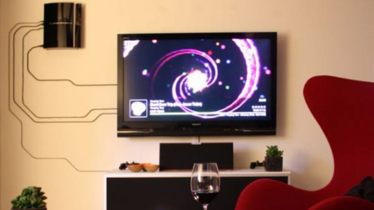 ભેજ: જ્યારે પણ તમે ટીવી લગાવો છો, જો પહેલા ધ્યાન આપો કે જે તે દિવાલ પર ભેજ ઉતરે છે કે નહીં, જો ભેજ ઉતરતો હોય તો ત્યાં TV લગાવવાનું ટાળો. ટીવી એક ઇલેક્ટ્રોનિક ઉપકરણ છે જે વીજળી પર ચાલે છે, આથી જો દિવાલ પર ભેજ આવતો હોય તો તેનાથી કરન્ટ પણ લાગી શકે છે