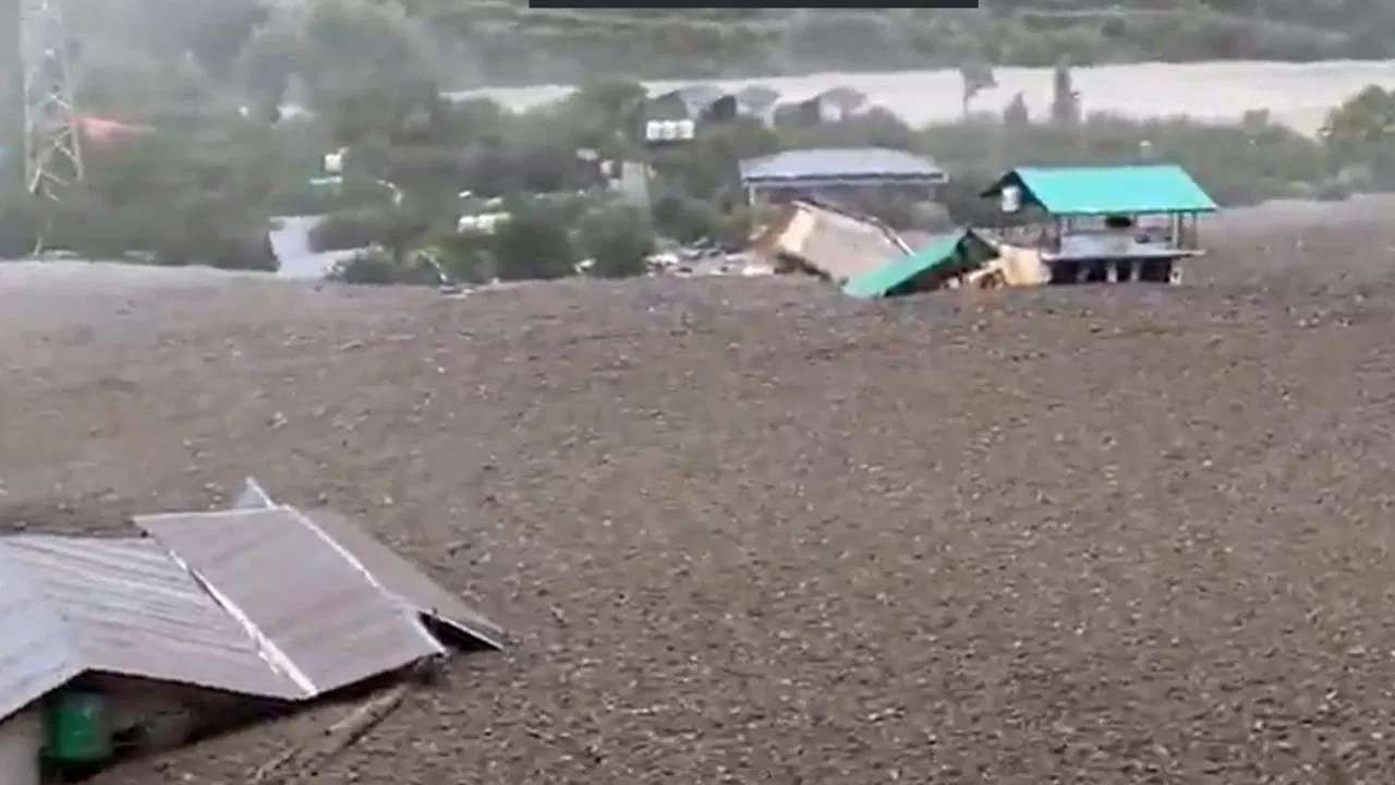 ધારાલી માર્કેટ વિસ્તારમાં પૂરના પાણી અને કાટમાળને કારણે ભારે નુકસાન થયું હતું. ઘણી દુકાનોમાં પાણી ઘૂસી ગયું હતું અને તમામ માલસામાનને નુકસાન થયું હતું. રસ્તાઓ અને રસ્તાઓ કાટમાળથી ભરાઈ ગયા હતા, જેના કારણે ટ્રાફિક સંપૂર્ણપણે ખોરવાઈ ગયો હતો. સ્થાનિક વેપારીઓને લાખો રૂપિયાનું નુકસાન થવાની ધારણા છે.