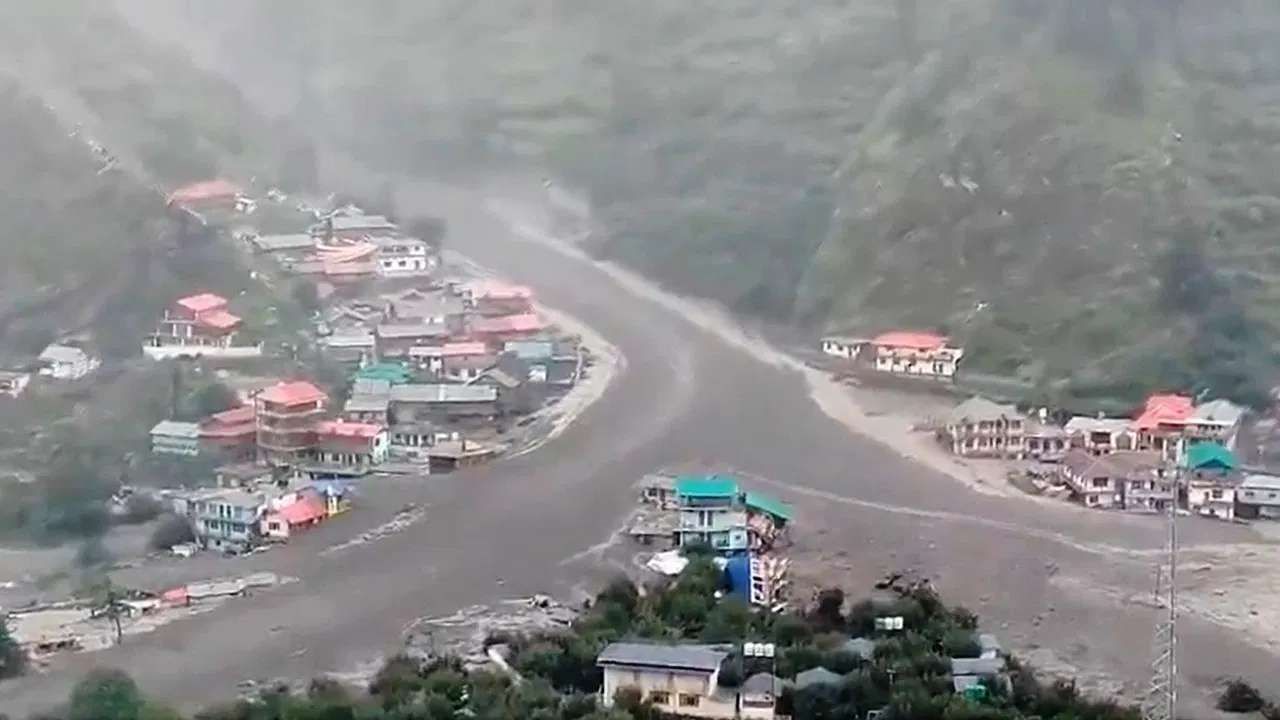 મુખ્યમંત્રી પુષ્કર સિંહ ધામીએ આ ઘટના પર ઊંડો શોક વ્યક્ત કર્યો છે. તેમણે સોશિયલ મીડિયા પર લખ્યું છે કે ધારાલી વિસ્તારમાં વાદળ ફાટવાથી થયેલા નુકસાનની માહિતી ખૂબ જ પીડાદાયક છે. મુખ્યમંત્રીએ કહ્યું કે રાહત અને બચાવ કાર્ય યુદ્ધના ધોરણે ચાલી રહ્યું છે અને તેઓ સતત વરિષ્ઠ અધિકારીઓના સંપર્કમાં છે. તેમણે દરેકની સલામતી માટે ભગવાનને પ્રાર્થના પણ કરી.