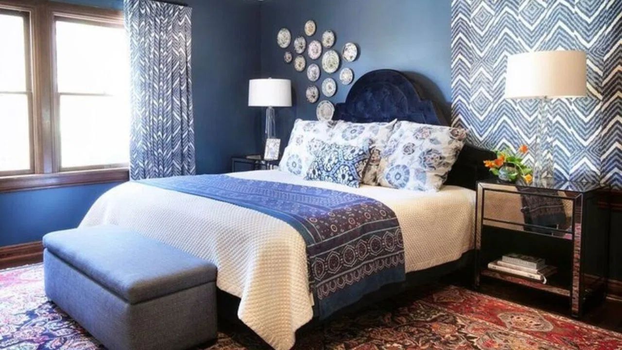 નિષ્ણાતોના મતે, પલંગ હંમેશા દિવાલની સામે રાખવો જોઈએ અને માથું દક્ષિણ તરફ હોવું જોઈએ. પલંગ નીચે કચરો કે જૂની વસ્તુઓ ન રાખો, કારણ કે તે નકારાત્મક ઉર્જા ઉત્પન્ન કરે છે અને સંબંધોમાં અવરોધો ઉભા કરે છે.