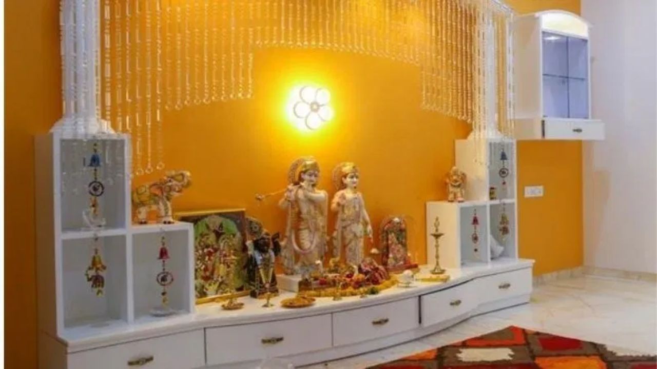 વાસ્તુશાસ્ત્ર અનુસાર, ઘરમાં મંદિર હંમેશા ઉત્તર-પૂર્વ દિશામાં હોવું જોઈએ. પૂજા સ્થાન પર સ્વચ્છતા અને સકારાત્મક વાતાવરણ જાળવો. ભગવાન વિષ્ણુ અને દેવી લક્ષ્મીની તસવીર અથવા મૂર્તિ લગ્નમાં આવતા અવરોધોને દૂર કરવામાં મદદરૂપ બને છે. આ સિવાય દરરોજ દીવો પ્રગટાવવો અને "ૐ નમો ભગવતે વાસુદેવાય" મંત્રનો જાપ કરવો ફાયદાકારક છે.