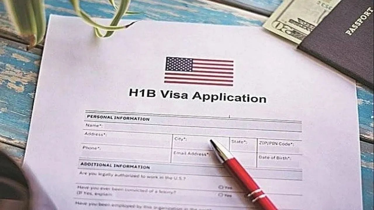 H-1B વિઝાએ યુનાઇટેડ સ્ટેટ્સમાં 'નોન-ઇમિગ્રન્ટ વિઝા'નું વર્ગીકરણ છે. વિઝા કાર્યક્રમો યુનાઇટેડ સ્ટેટ્સ સિટીઝનશિપ એન્ડ ઇમિગ્રેશન સર્વિસીસ (USCIS) દ્વારા નિયંત્રિત અને અમલમાં મૂકવામાં આવે છે, જે યુનાઇટેડ સ્ટેટ્સ ડિપાર્ટમેન્ટ ઓફ હોમલેન્ડ સિક્યુરિટી (DHS) હેઠળની એક એજન્સી છે. 