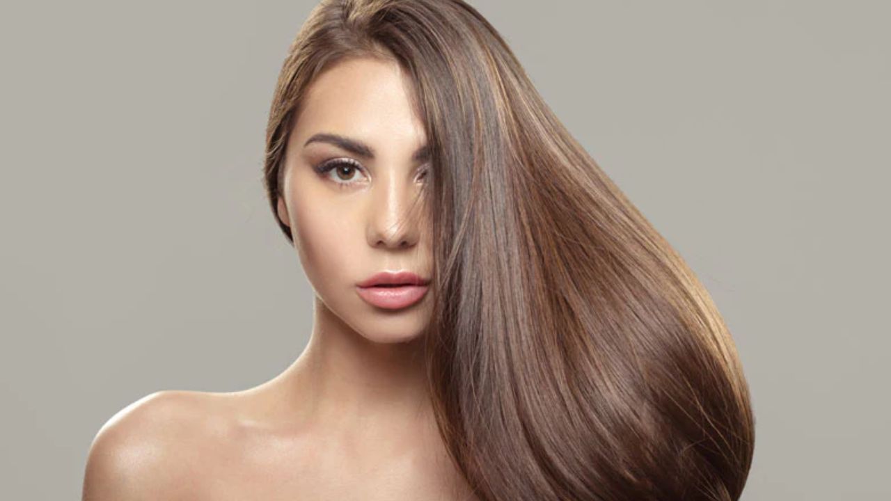 ડુંગળીનો રસ: ડુંગળીમાં સલ્ફર હોય છે, જે નવા વાળના ફોલિકલ્સ બનાવવામાં મદદ કરે છે. તે મૂળને મજબૂત બનાવીને વાળનો વિકાસ બમણો કરે છે. ડુંગળીનો રસ કાઢીને માથાની ચામડી પર લગાવો. 20 મિનિટ માટે રહેવા દો અને પછી શેમ્પૂથી ધોઈ લો. જો તેની ગંધ તમને પરેશાન કરે છે, તો તમે તેમાં થોડું ગુલાબજળ ઉમેરી શકો છો. (Disclaimer: અહીં આપવામાં આવેલી માહિતી ફક્ત જાણકારી માટે જ છે. કોઈ પણ વસ્તુઓ અનુસરતા પહેલા તમારે તમારા ડોક્ટરની સલાહ અવશ્ય લેવી.)
