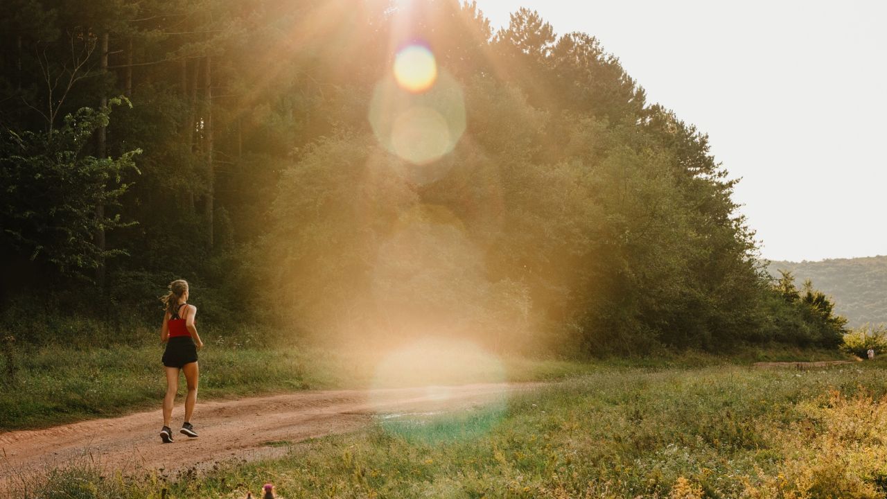 ઘણાં લોકો ચાલતી વખતે મોબાઈલમાં વ્યસ્ત રહેવાની ટેવ ધરાવે છે. કોઈ સોશિયલ મીડિયા પર સ્ક્રોલ કરે છે તો કોઈ વાતચીતમાં ખોવાઈ જાય છે. પરંતુ ચાલવા સમયે મોબાઈલને ખિસ્સામાં રાખવો ઉત્તમ વિકલ્પ છે,કારણ કે તેનો ઉપયોગ ધ્યાન ભંગ કરી શકે છે અને ચાલવાનો પૂરતો લાભ નથી મળતો. ( Credits: Getty Images )