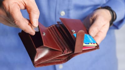 મોટાભાગના લોકો એવું માને છે કે, પાકીટ ફક્ત પૈસા રાખવા માટે જ કામમાં આવે છે. ઘણા ઓછા લોકો જાણે છે કે, પાકીટ એ આર્થિક સ્થિતિ અને ઉર્જા સાથે જોડાયેલું છે.