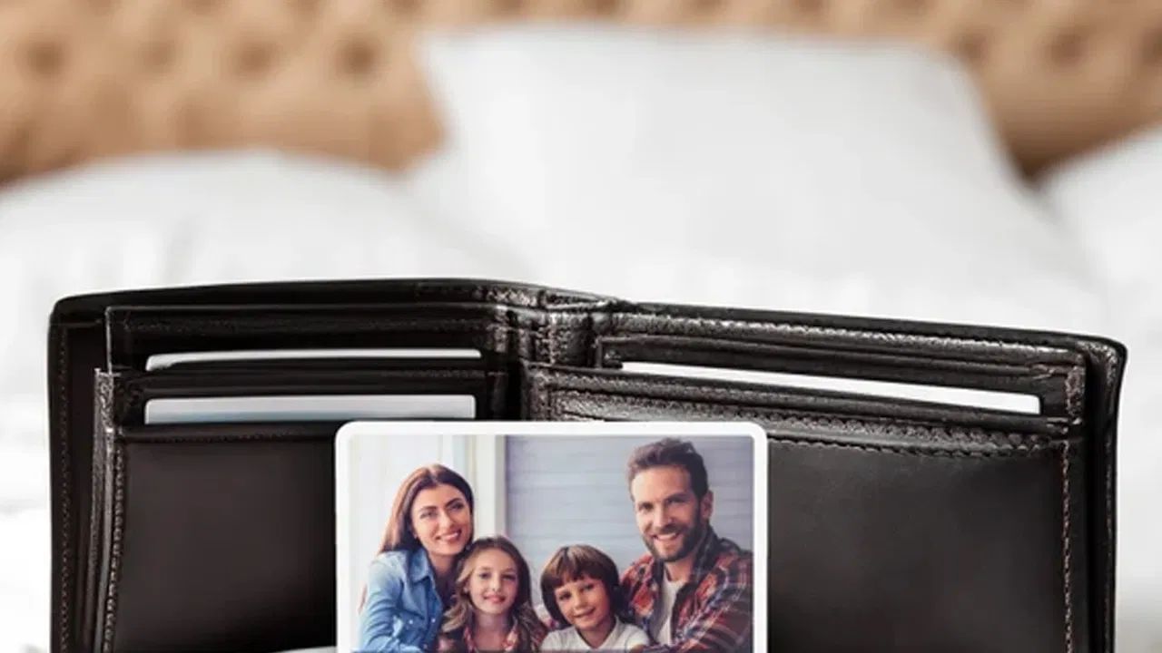 શુભ સંકેત ધરાવતો કાગળ : કેટલાક લોકો પર્સમાં "ઓમ", "શ્રી", અથવા "સ્વસ્તિક" જેવા શુભ ચિહ્નને લગતો નાનો કાગળ રાખે છે. વાસ્તુશાસ્ત્ર અનુસાર, આ કાગળ પર્સમાં રાખવાથી સકારાત્મક ઉર્જાનો પ્રવાહ વધે છે.