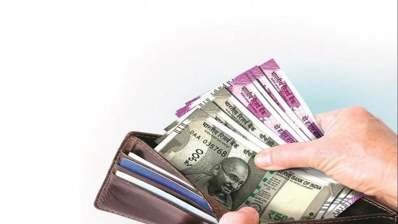 વાસ્તુશાસ્ત્ર અનુસાર, તમારું પર્સ કઈ રીતે રાખવામાં આવે છે અને તેમાં કઈ વસ્તુઓ છે, તેની સીધી અસર તમારી આવક પર પડે છે. જો તમે ઇચ્છો છો કે, તમારા પર્સમાં હંમેશા પૈસા અને સમૃદ્ધિ રહે, તો તમારે વાસ્તુના કેટલાક સરળ પણ અસરકારક નિયમોનું પાલન કરવું જોઈએ.