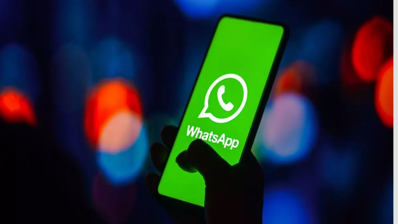 કેટલીકવાર સ્કેમર્સ તમારા ફોનમાં કીબોર્ડ લોગર નામની માલવેર એપ ઇન્સ્ટોલ કરે છે. તે તમારા દરેક ટાઇપિંગને રેકોર્ડ કરે છે. આ જ કારણ છે કે ઘણી બેંક વેબસાઇટ્સ ઓન-સ્ક્રીન કીબોર્ડ પ્રદાન કરે છે જેથી લોગર તમારા ટાઇપિંગને પકડી ન શકે. આ રીતે, તમારા બેંક પાસવર્ડ, સોશિયલ મીડિયા પાસવર્ડ પણ ચોરી શકાય છે.