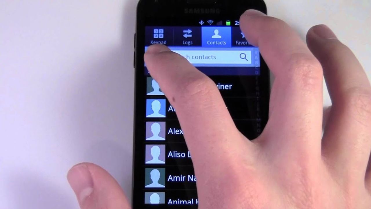 તમને જણાવી દઈએ કે વોટ્સએપમાં વોટ્સએપ કોન્ટેક્ટ નામની એક સુવિધા છે. આ સુવિધાની મદદથી, તમે વોટ્સએપમાં નંબર સેવ કરી શકો છો અને જ્યારે પણ તમે ફોન બદલો છો, ત્યારે નંબર વોટ્સએપમાં સેવ રહેશે. આ સુવિધા ખૂબ જ ઉપયોગી છે. જો કે, ક્યારેક તે લોકો માટે સમસ્યા બની જાય છે. જો તમે ઇચ્છો છો કે વોટ્સએપ પર સેવ કરેલો નંબર વોટ્સએપની કોન્ટેક્ટ લિસ્ટ તેમજ ફોનની કોન્ટેક્ટ લિસ્ટમાં દેખાય, તો તમારે નીચે આપેલા સ્ટેપ્સ ફોલો કરવા પડશે.