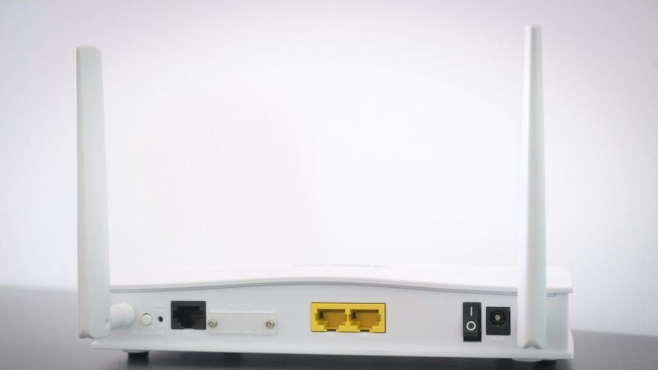 જો તમારા ઘરમાં કેમેરા, સ્માર્ટ લાઇટ, વોઇસ આસિસ્ટન્ટ જેવા ઉપકરણો હોય, તો તમારે WiFi બંધ ન કરવું જોઈએ. આમ કરવાથી આ ઉપકરણોનું કામ બંધ થઈ જશે. WiFi વિના, સ્માર્ટ હોમ ઓટોમેશન યોગ્ય રીતે કાર્ય કરી શકશે નહીં. જો શક્ય હોય તો, તમે રાઉટરને બેડરૂમની બહાર મૂકી શકો છો, જે રાત્રે સૂતી વખતે આરામ આપશે અને તમારા ઘરના ઉપકરણો પણ યોગ્ય રીતે કાર્ય કરશે. તેથી, જો તમારા ઘરમાં WiFi છે અથવા WiFi લેવાનું વિચારી રહ્યા છો, તો તમારે ઉપરોક્ત મુદ્દાઓ ચોક્કસપણે ધ્યાનમાં લેવા જોઈએ.